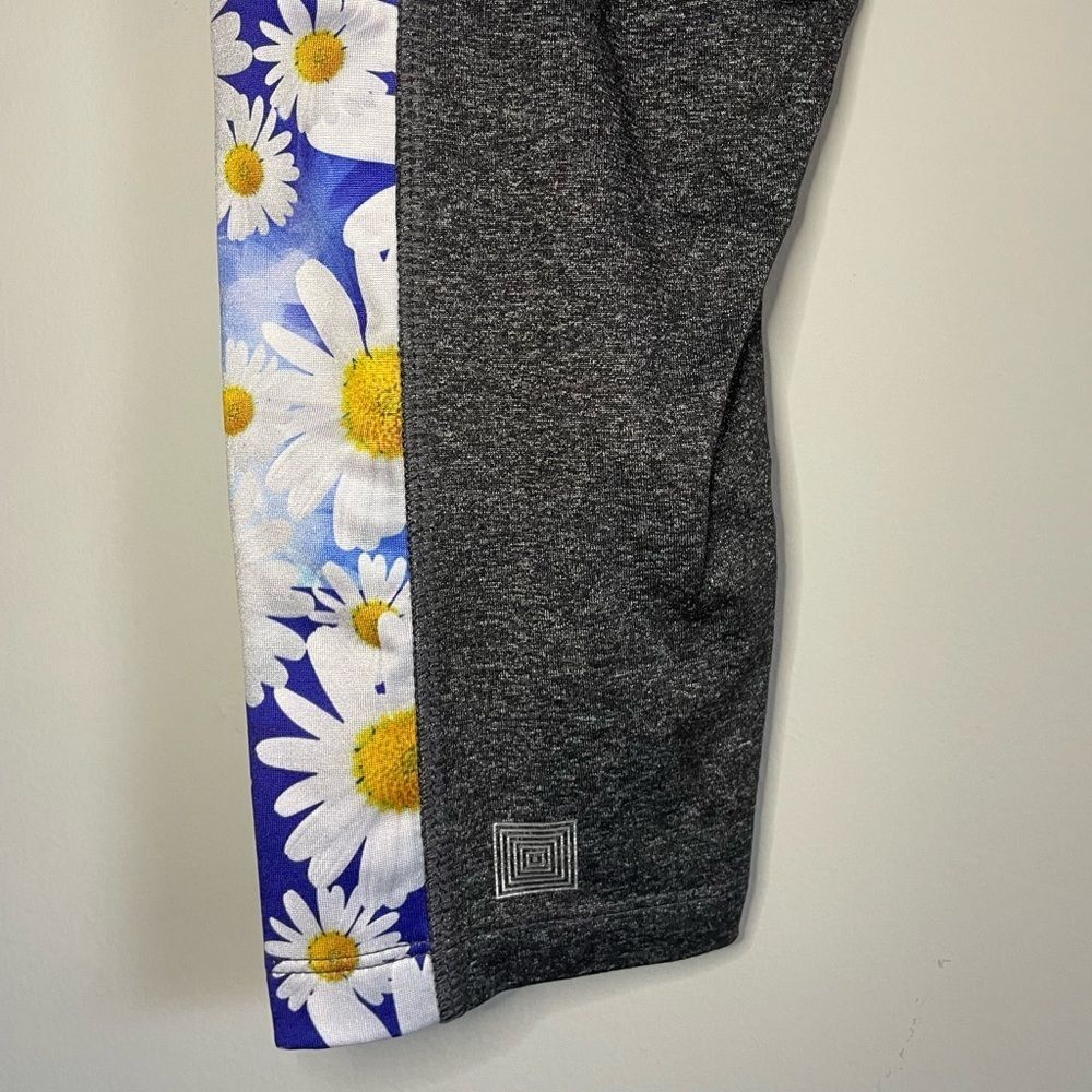 Lularoe Jade Workout Capris Daisy Patterned - Picture 5 of 11